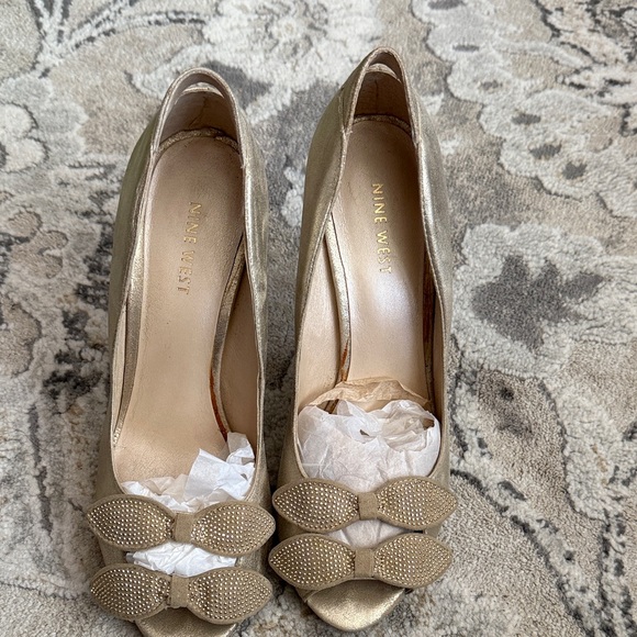 Nine West Metallic Gold Bow Heels - Picture 1 of 4